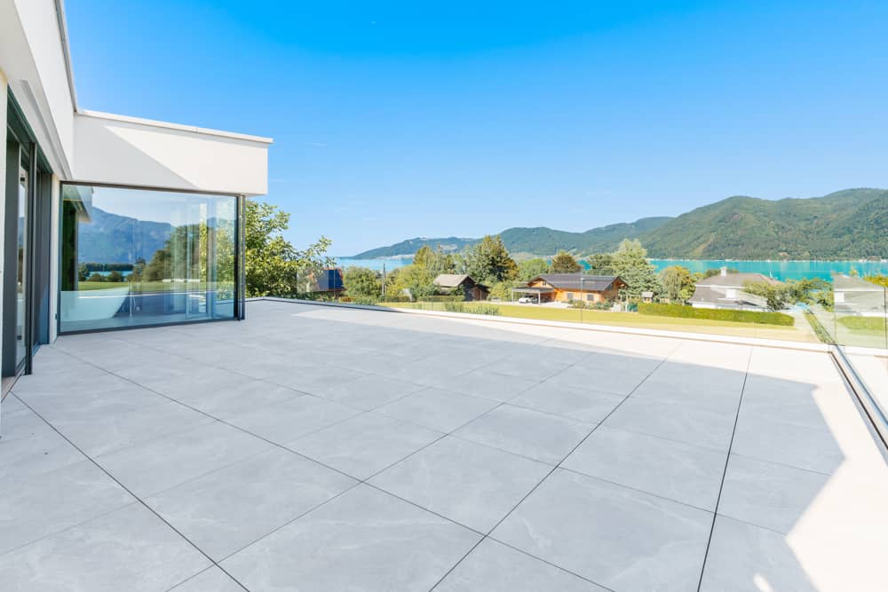 Bright rooftop apartment with Attersee view
