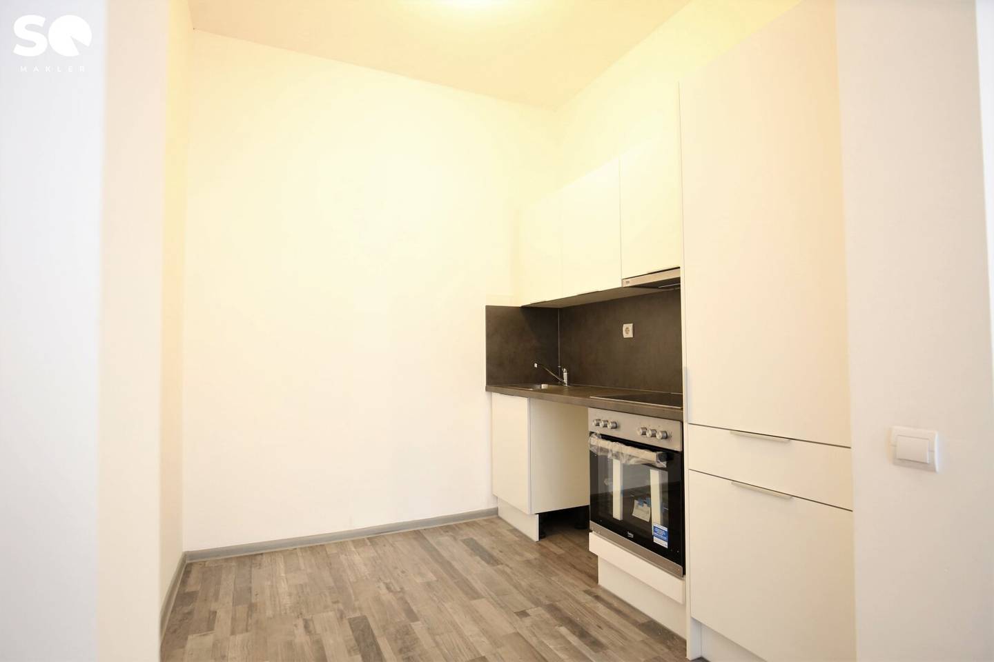 #SQ - 1 ROOM OLD BUILDING APARTMENT NEAR HAUPTBAHNHOF