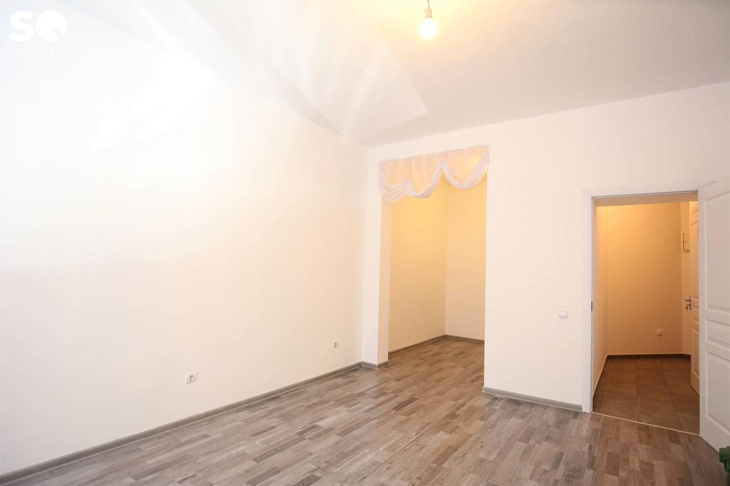 #SQ - 1 ROOM OLD BUILDING APARTMENT NEAR HAUPTBAHNHOF