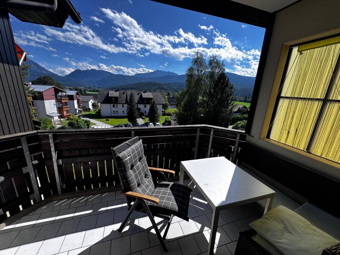 Helle Eigentumswohnung mit südseitiger Loggia u. Tiefgaragenabstellplatz in sonniger und ruhiger Lage