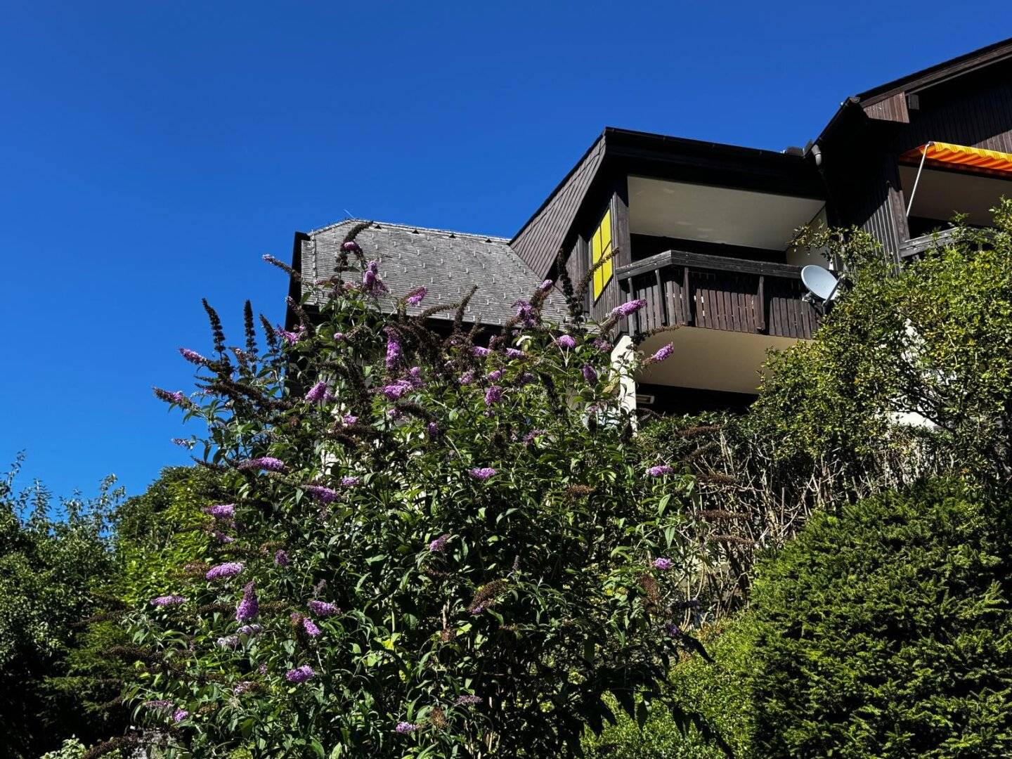 Helle Eigentumswohnung mit südseitiger Loggia u. Tiefgaragenabstellplatz in sonniger und ruhiger Lage