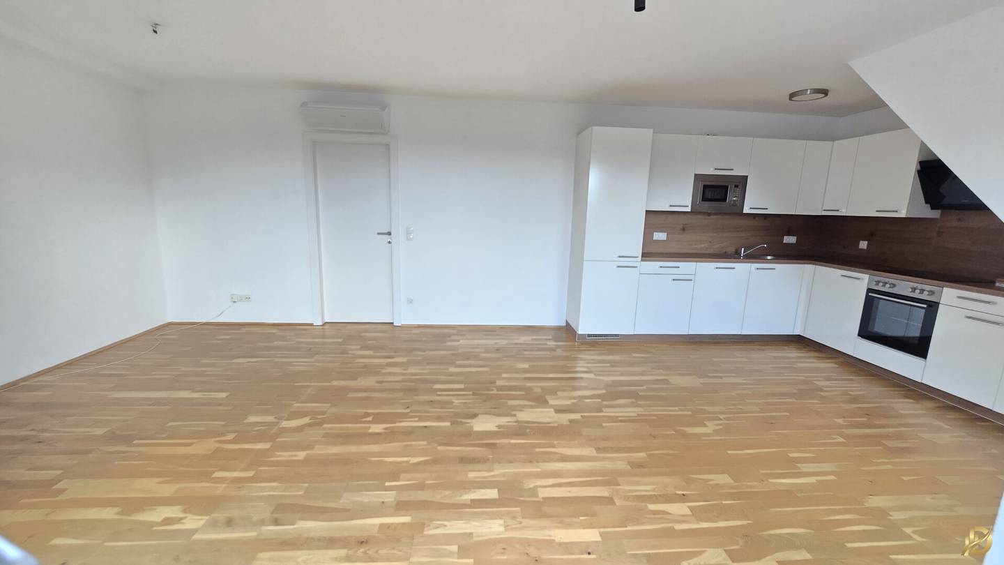 Dachgeschoß- Wohnung, zwei Zimmer + Terrasse, Nähe Augarten