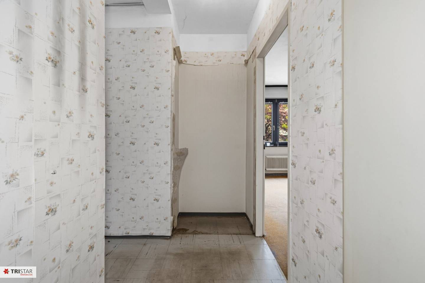 Charming 2-room apartment in 1230 Wien, 49.5 m², top location, in need of renovation!