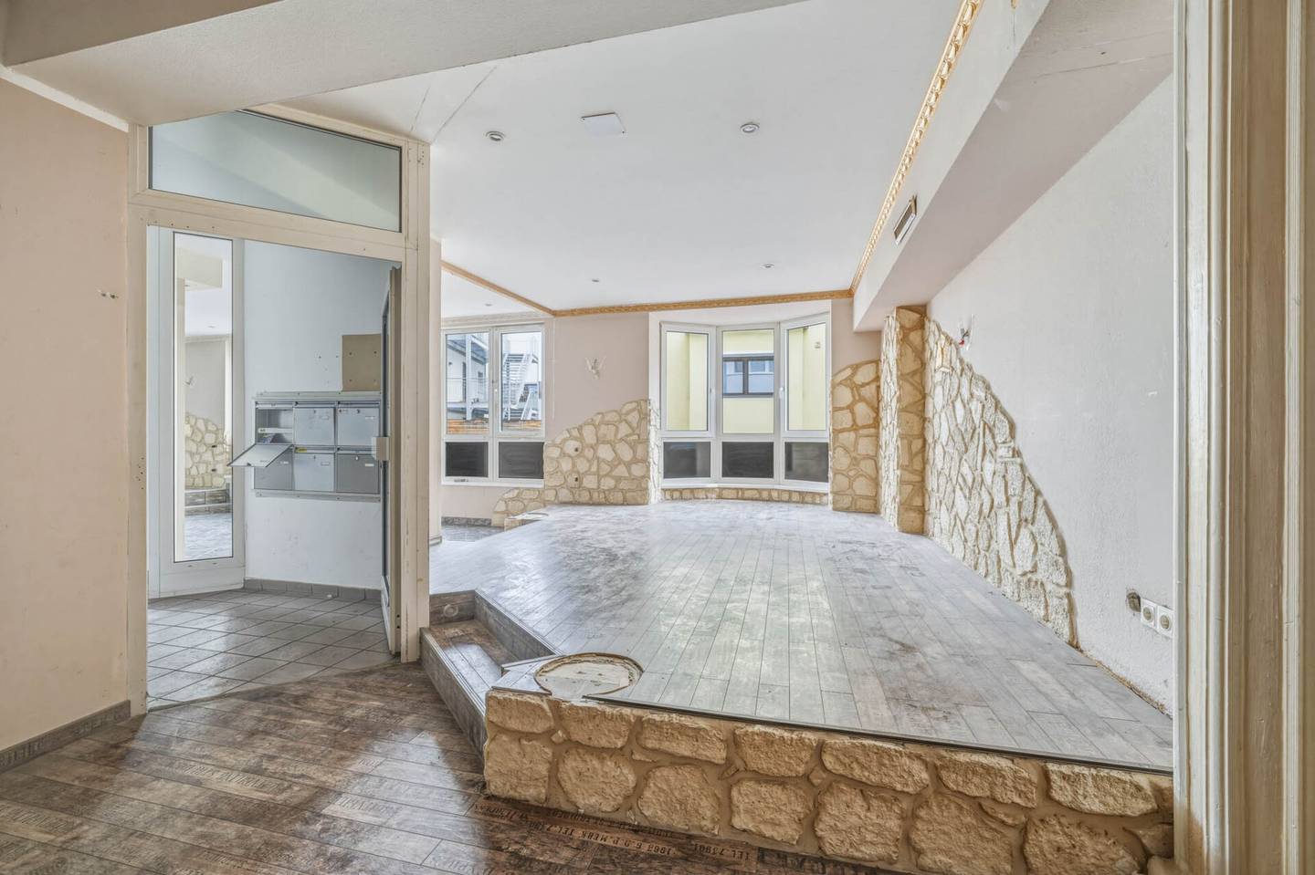 Versatile loft apartment with large windows