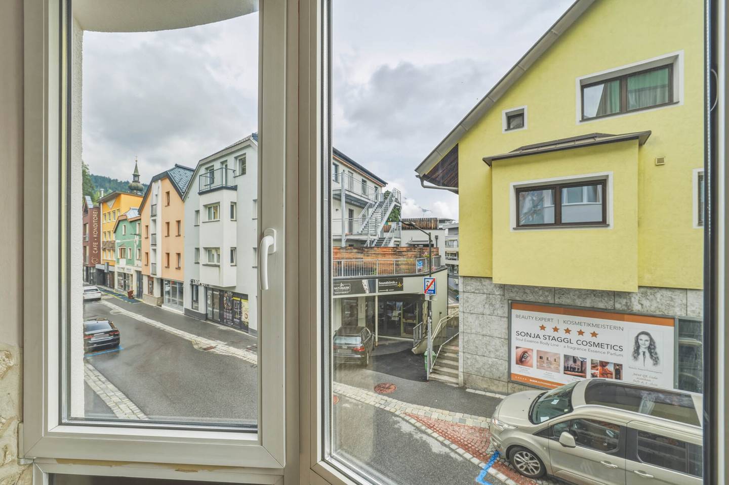 Versatile loft apartment with large windows