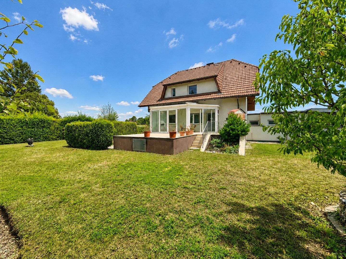 High-quality detached house in solid construction | ca. 189 m² NFL | ca. 793 m² plot | Full basement | Wintergarden | Garage | Carport | Green view