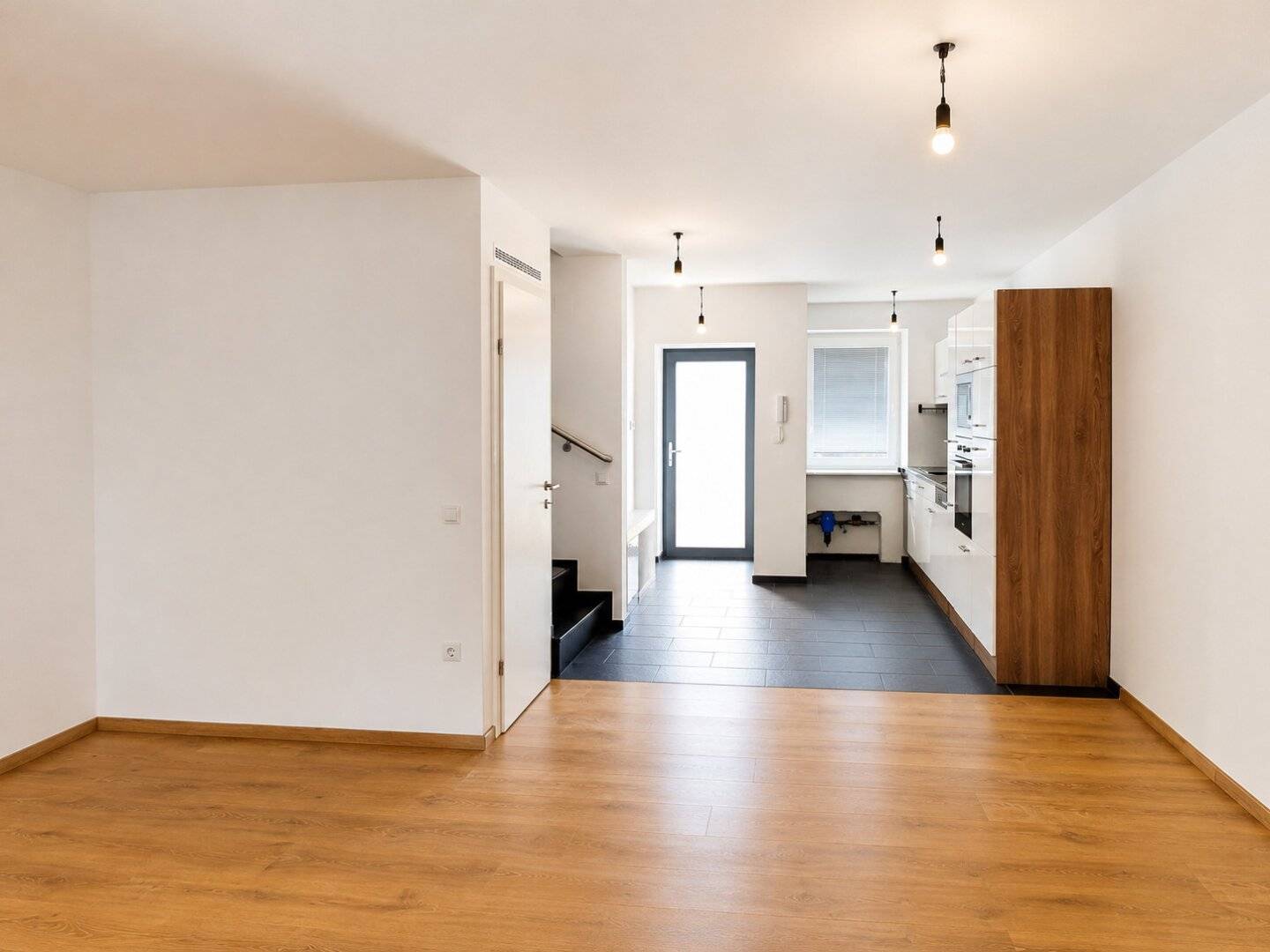 MODERNES WOHNEN MIT BESONDERS GROSSZÜGIGEM GARTEN IN NEUDÖRFL