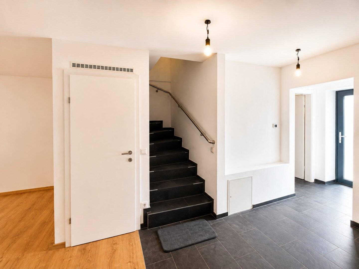 MODERNES WOHNEN MIT BESONDERS GROSSZÜGIGEM GARTEN IN NEUDÖRFL