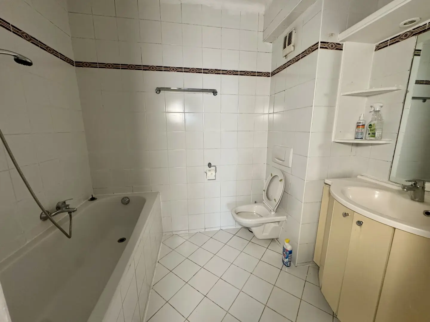 TOP 3-Zi-WOHNUNG mit LOGGIA, U-BAHN-NÄHE und EINBAUKÜCHE in 1100 Wien um 249.000€!