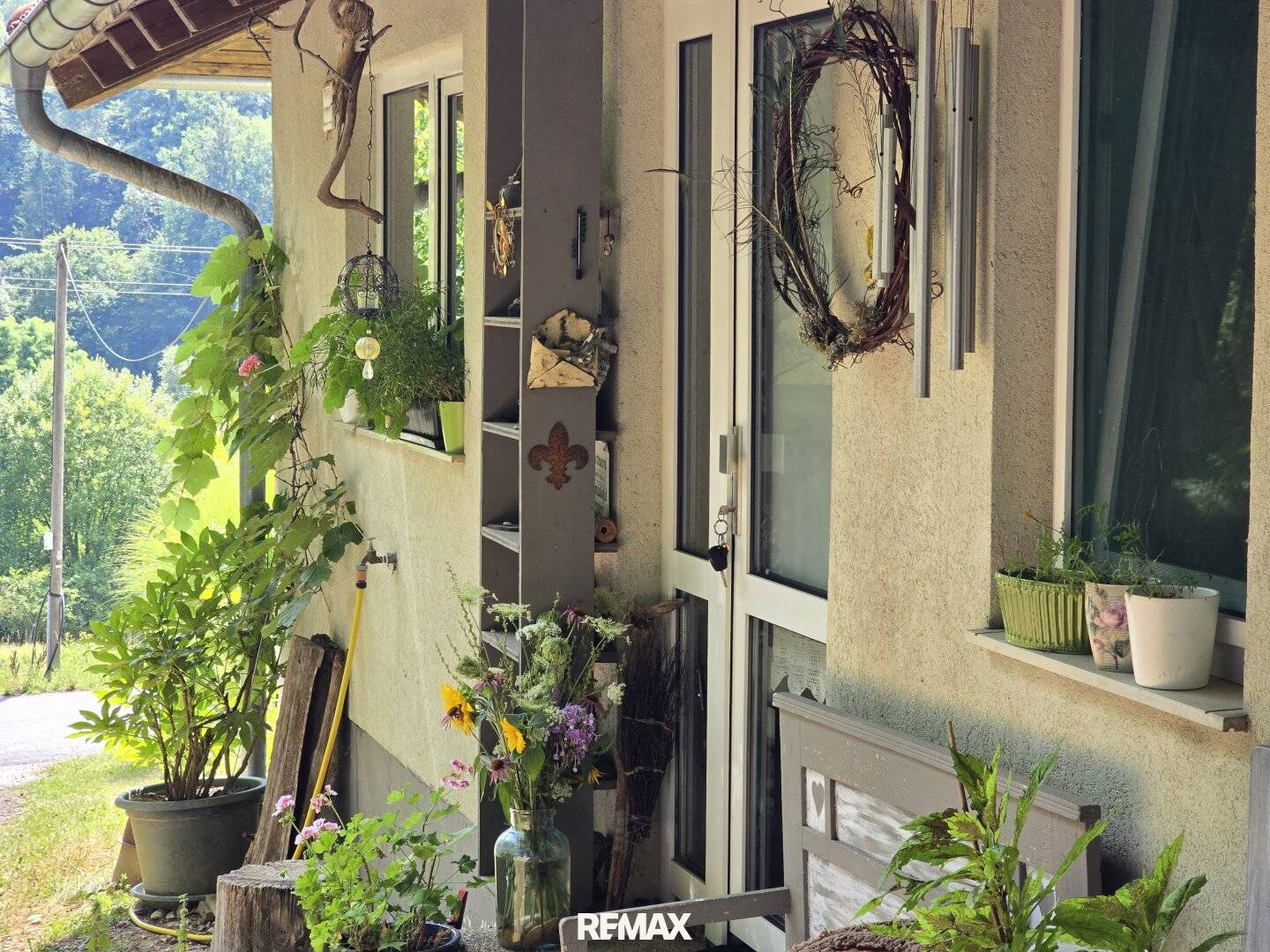 small but fine, well maintained bungalow in a cul-de-sac for nature lovers with terrace and fireplace