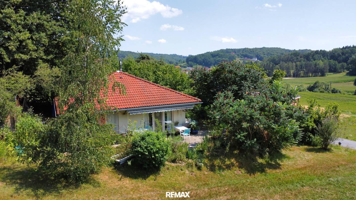 small but fine, well maintained bungalow in a cul-de-sac for nature lovers with terrace and fireplace