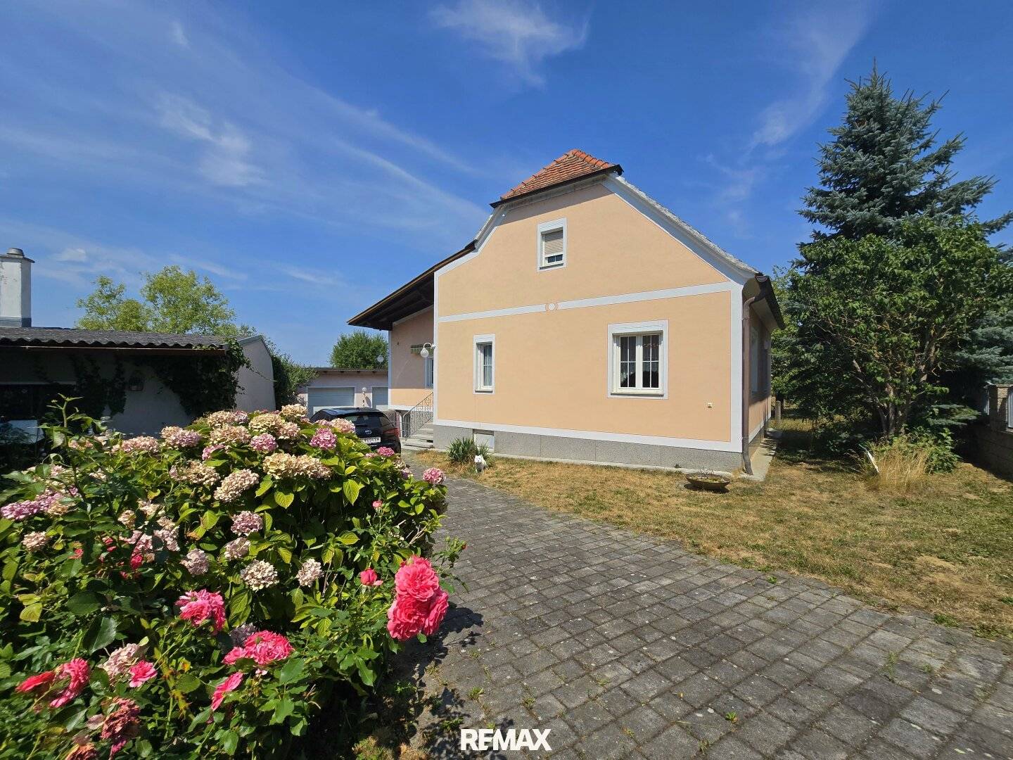 Wohnhaus mit großem Garten, Garage und Blick auf die Burg Güssing