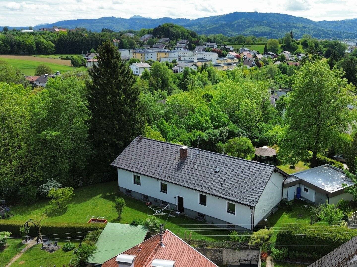 COMING SOON! Wohnen nahe dem Attersee! Stilvoller Bungalow mit großem Wohnkomfort, Vollkeller, Garage und sonniger Gartenidylle Atterseestraße in Lenzing