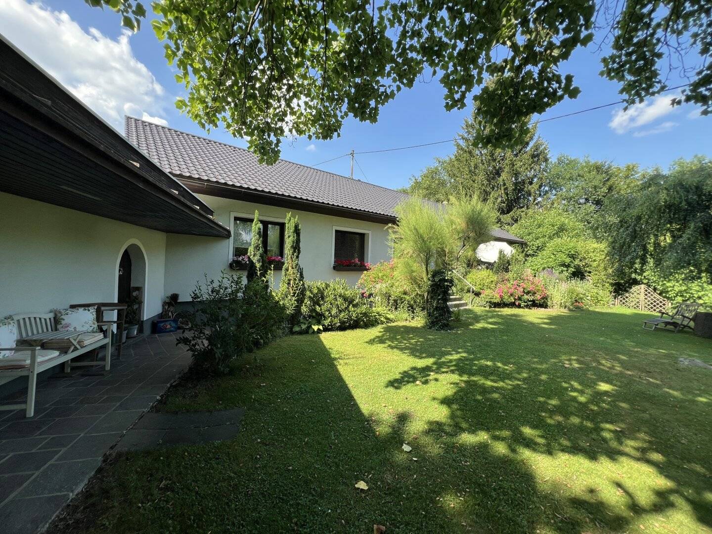 COMING SOON! Wohnen nahe dem Attersee! Stilvoller Bungalow mit großem Wohnkomfort, Vollkeller, Garage und sonniger Gartenidylle Atterseestraße in Lenzing