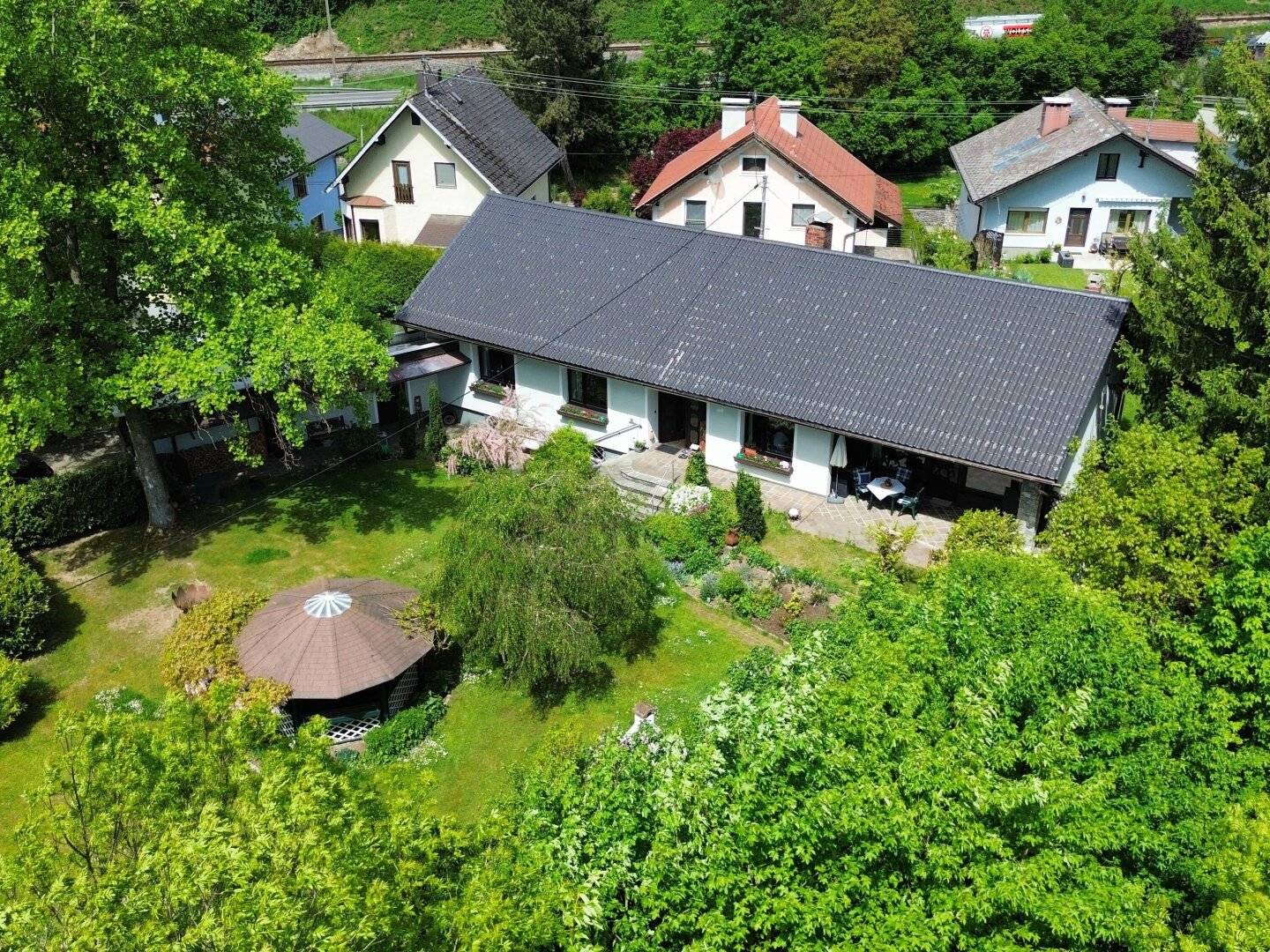 COMING SOON! Wohnen nahe dem Attersee! Stilvoller Bungalow mit großem Wohnkomfort, Vollkeller, Garage und sonniger Gartenidylle Atterseestraße in Lenzing