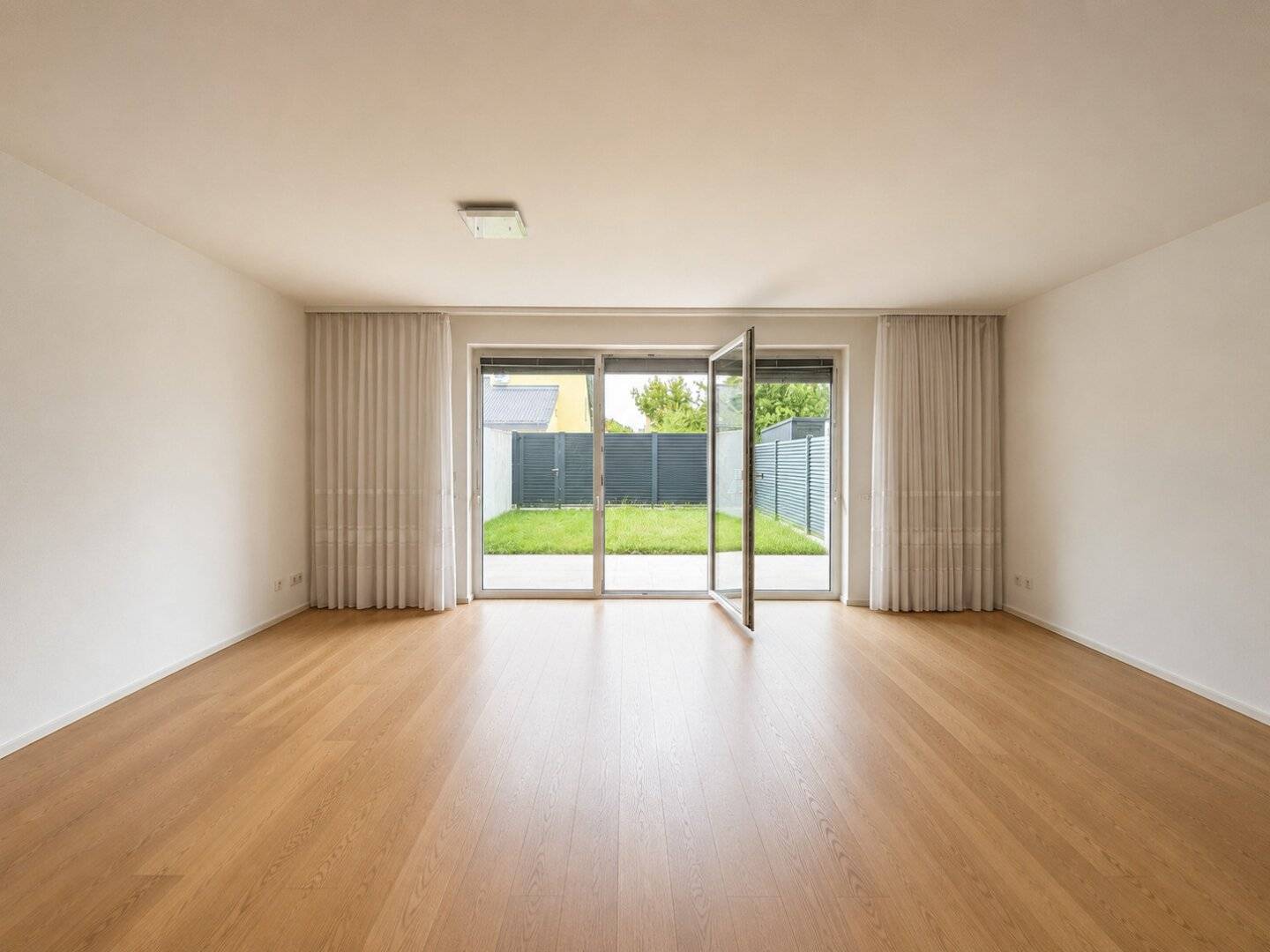 Family bustle | 5 bedrooms | Southwest terrace and private garden | Playground and bathing pond around the corner | Underground parking space