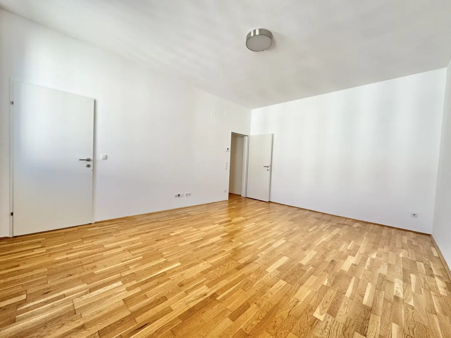 COMMISSION-FREE 2 ROOM APARTMENT WITH BALCONY NEAR U3