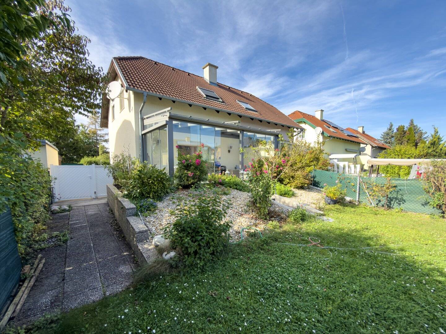 Living with feel-good factor: Semi-detached house with winter garden, pool and garden in Ebreichsdorf
