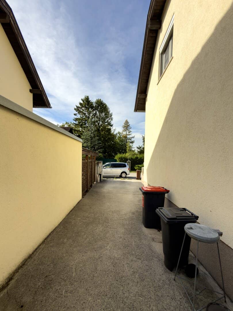 Living with feel-good factor: Semi-detached house with winter garden, pool and garden in Ebreichsdorf