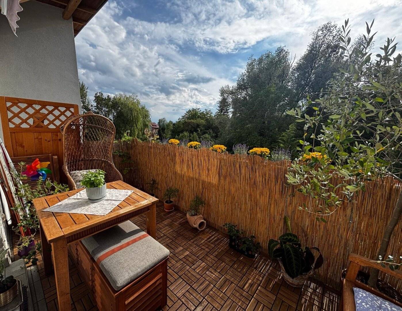 Quiet living with green view and special features