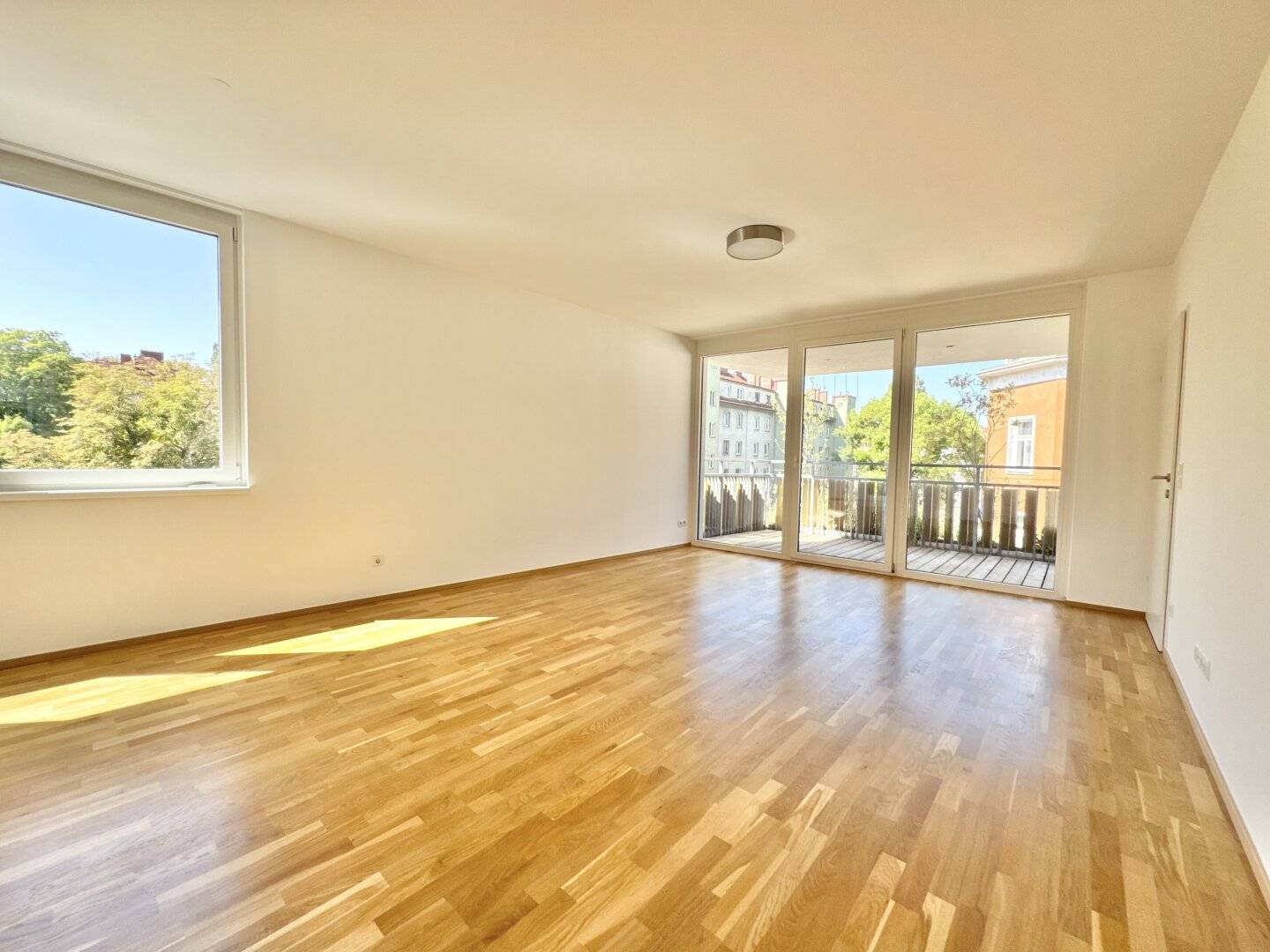 COMMISSION-FREE - BRIGHT 2 ROOMS + LARGE BALCONY