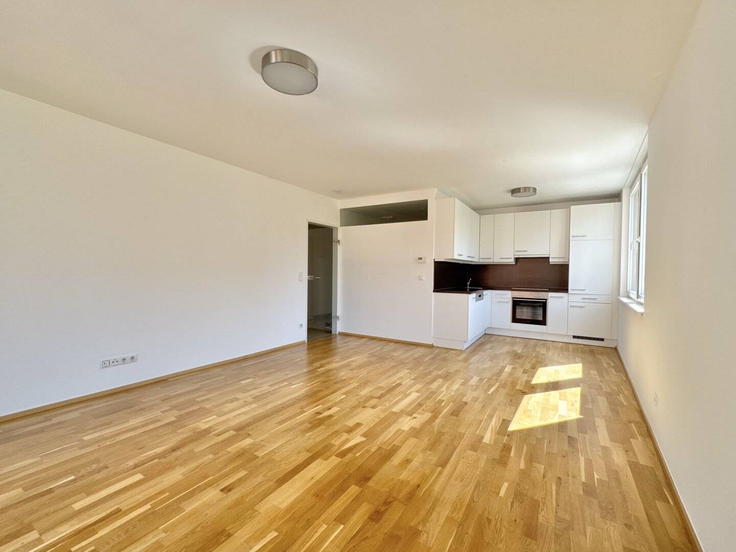 COMMISSION-FREE - BRIGHT 2 ROOMS + LARGE BALCONY