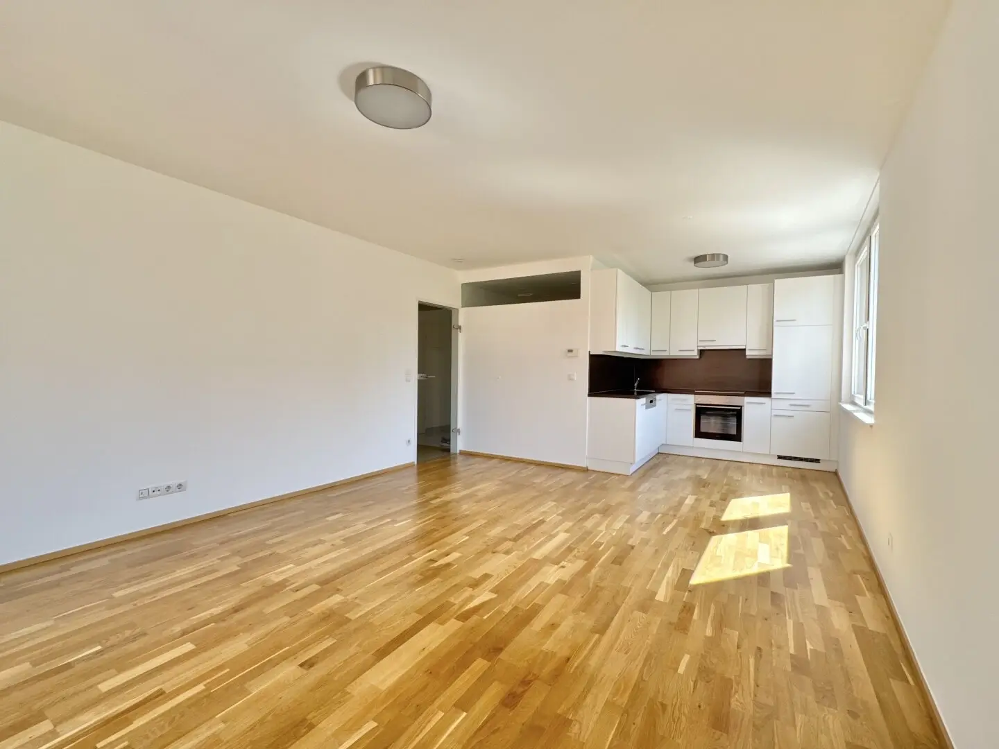 COMMISSION-FREE - BRIGHT 2 ROOMS + LARGE BALCONY