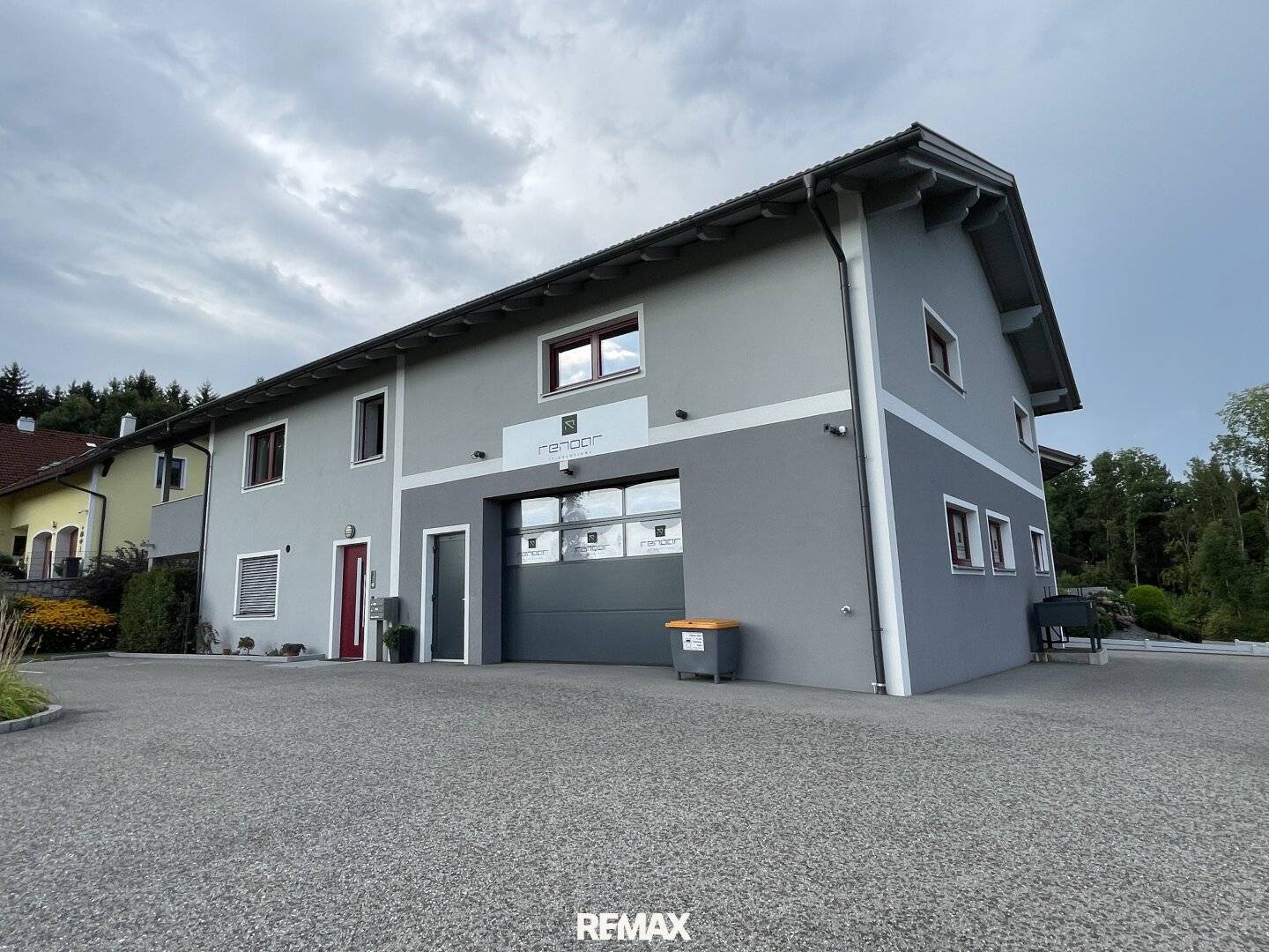 Mehrfamilienhaus mit Garage/Lager/Büro - Dorfwidmung
