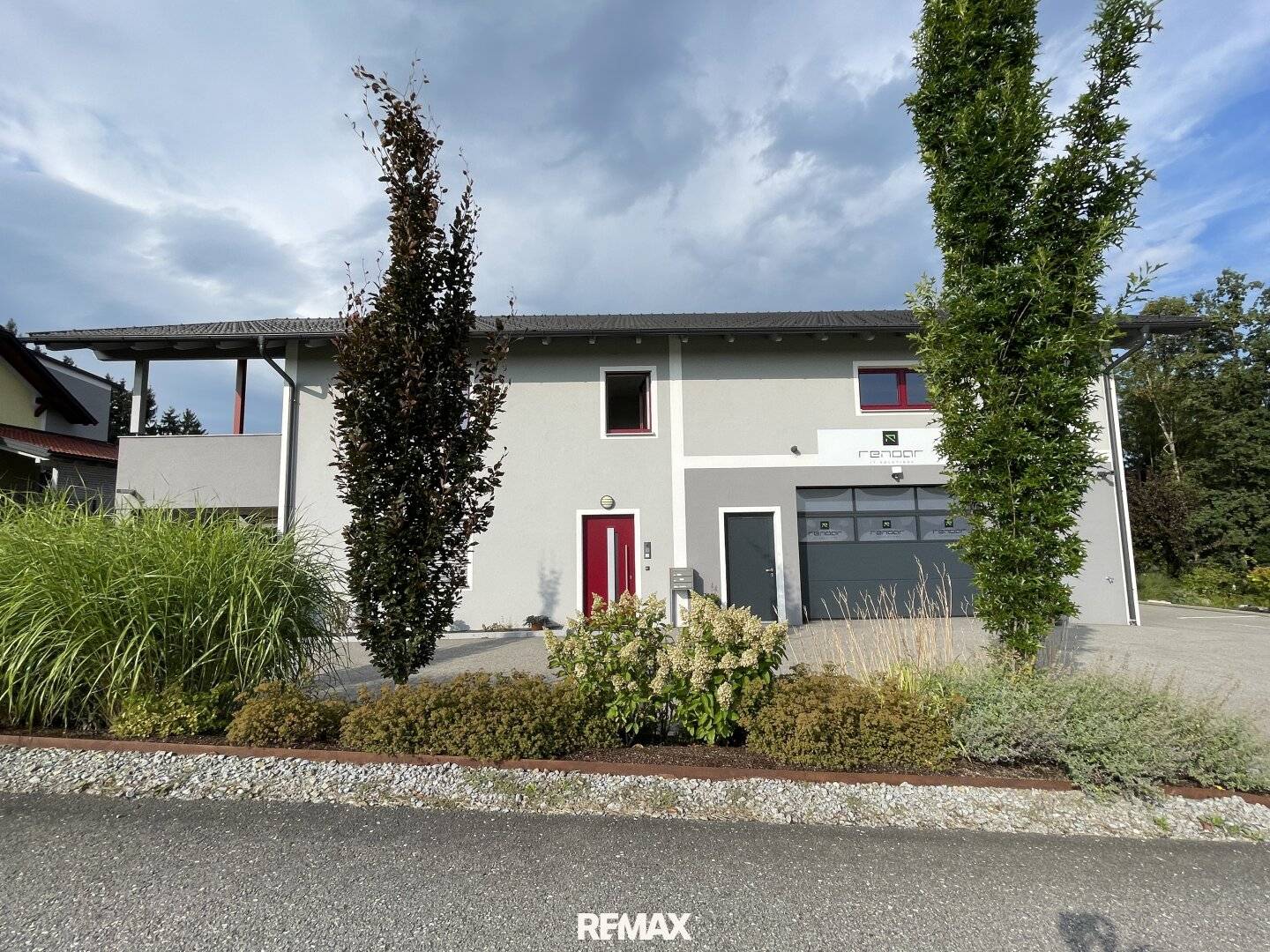 Mehrfamilienhaus mit Garage/Lager/Büro - Dorfwidmung