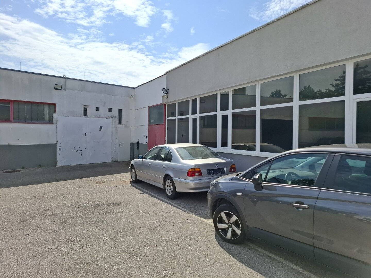 Betriebsobjekt mit Lagerflächen und Büro, Einfahrtstor, Stellplätze