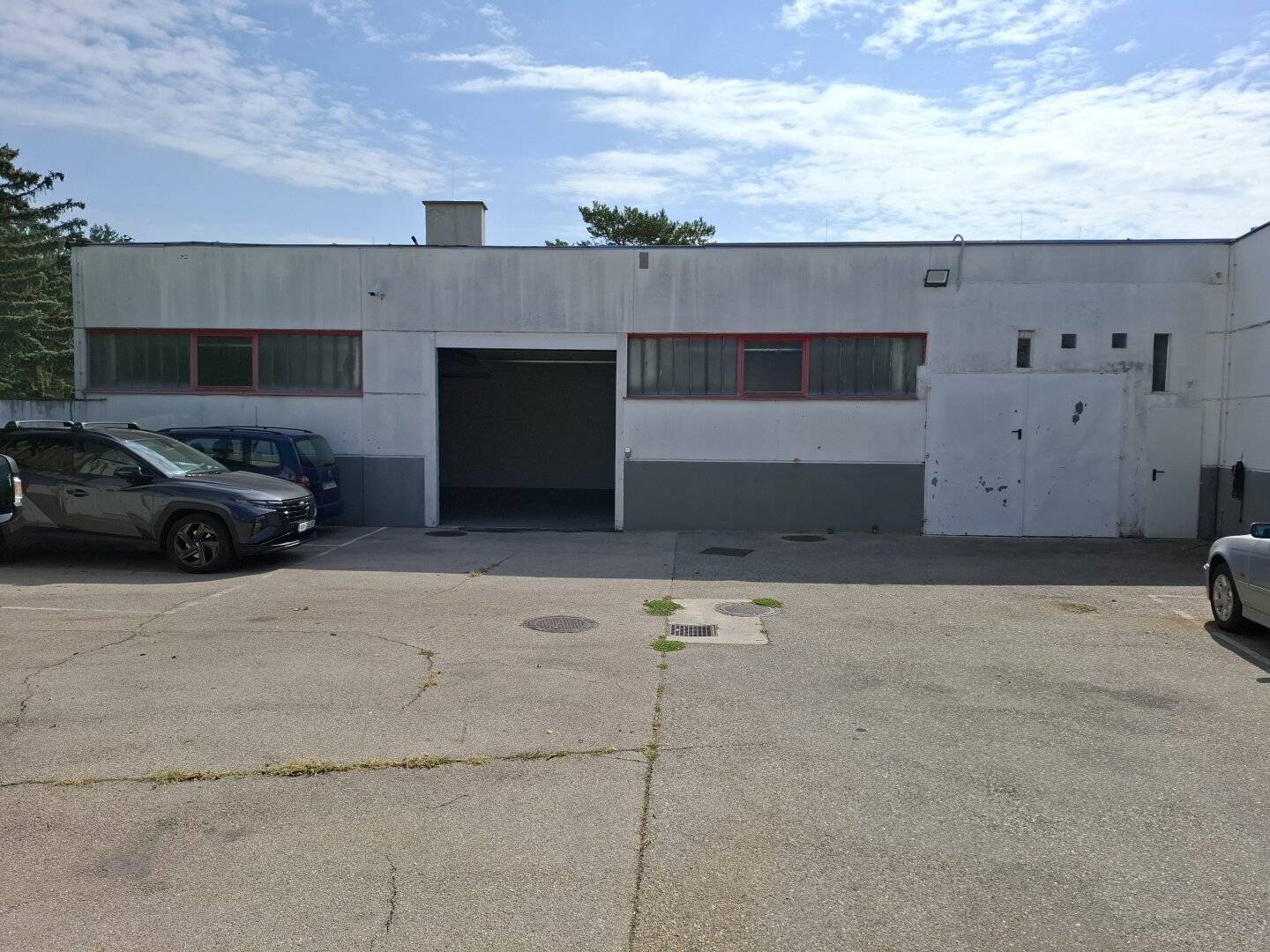 Betriebsobjekt mit Lagerflächen und Büro, Einfahrtstor, Stellplätze