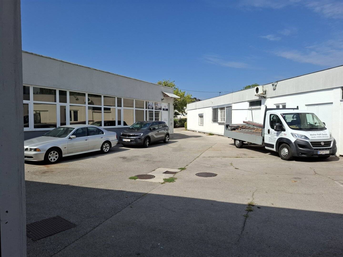 Betriebsobjekt mit Lagerflächen und Büro, Einfahrtstor, Stellplätze