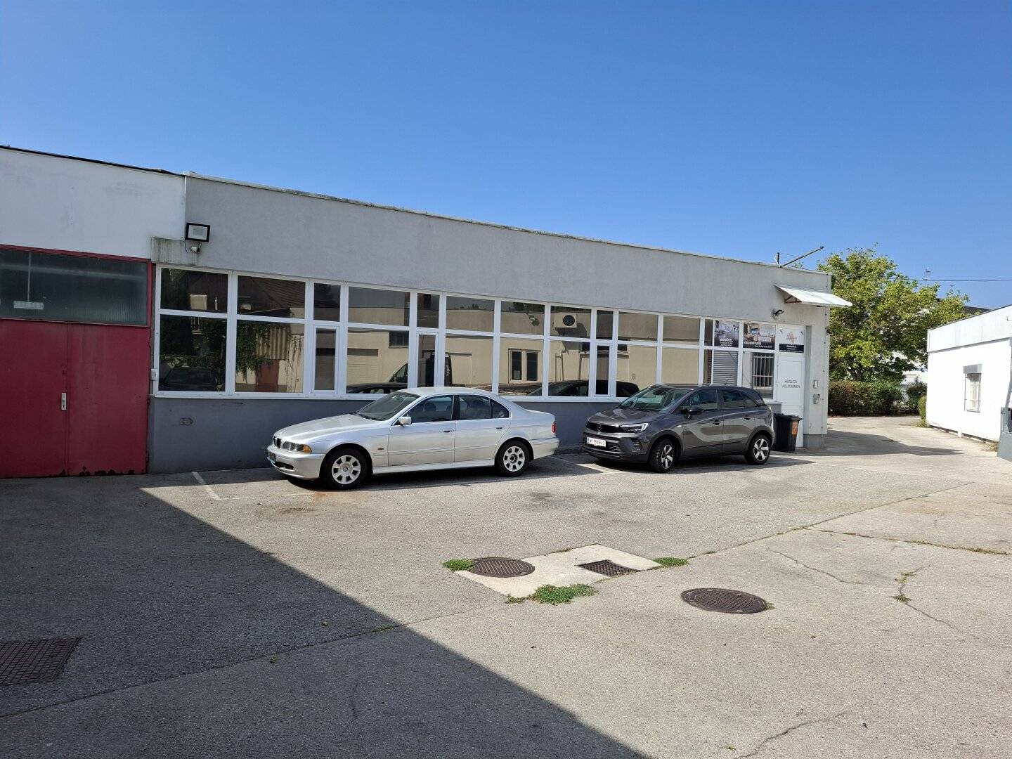 Betriebsobjekt mit Lagerflächen und Büro, Einfahrtstor, Stellplätze