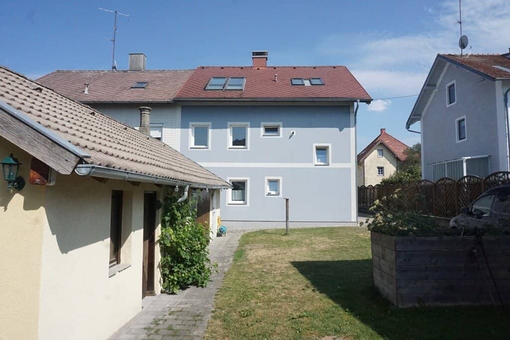 Coming soon: gepflegtes Zweifamilienwohnhaus mit Nebengebäude und Garage