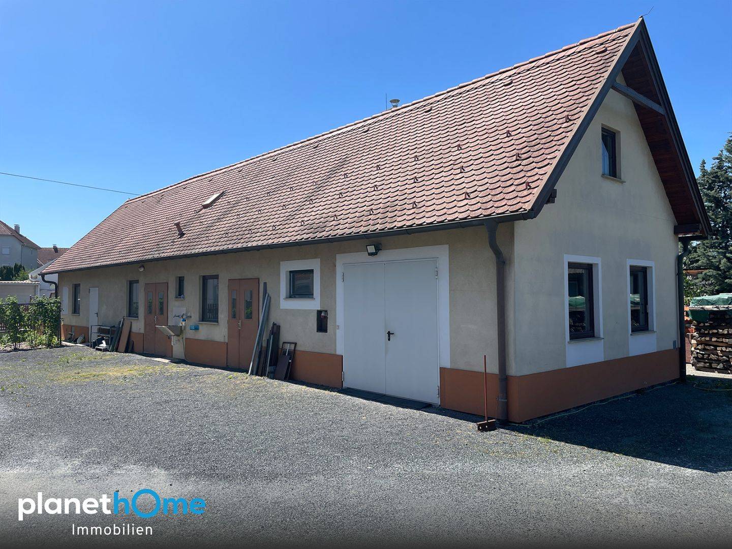 Wohnung und Gewerbebetrieb kombiniert mit beheizter Garage
