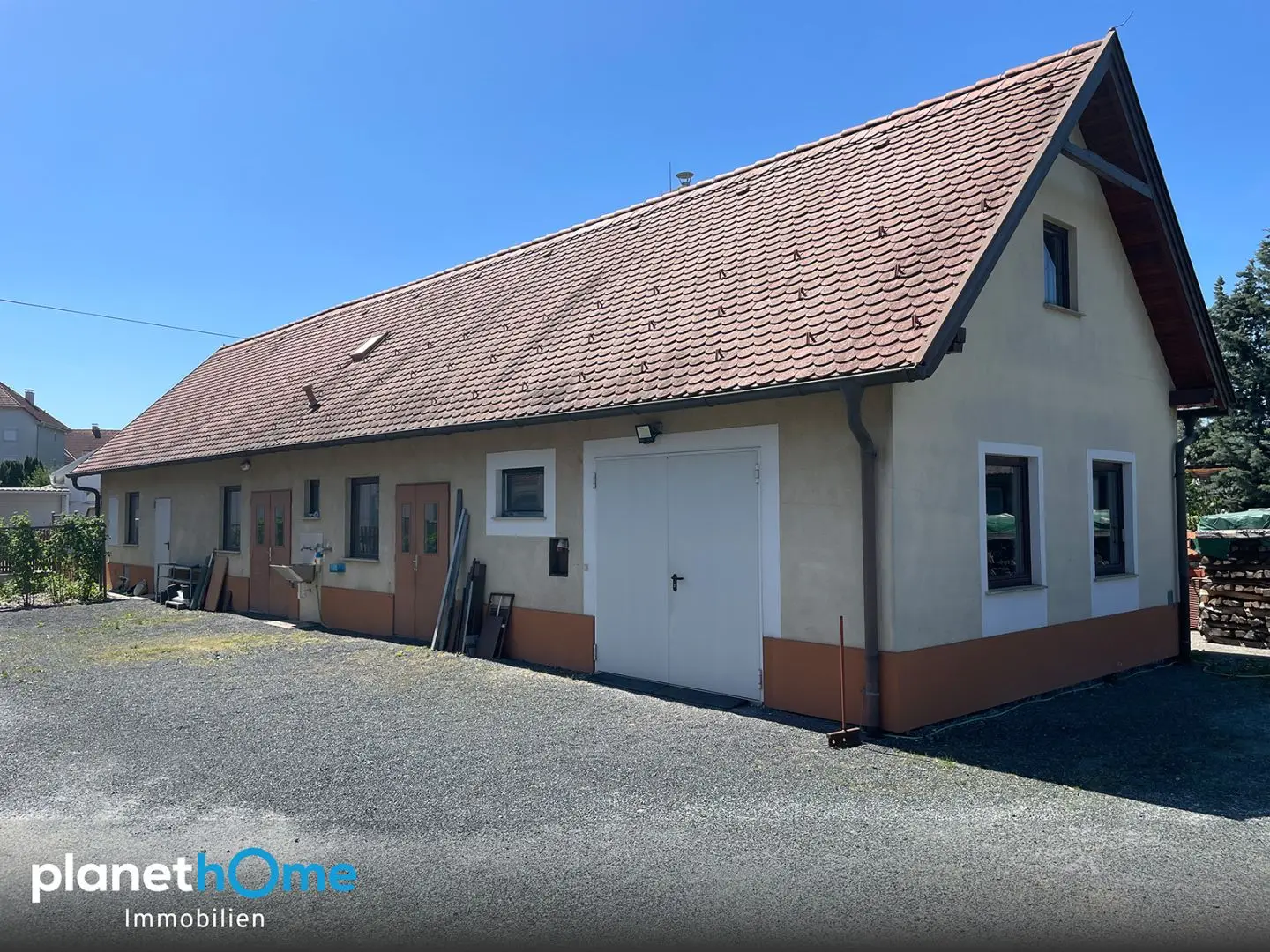 Apartment and commercial unit combined with heated garage Wohnung
