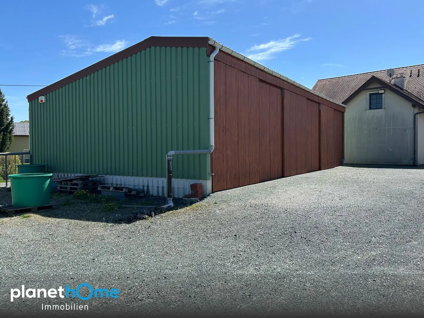 Apartment and commercial unit combined with heated garage Wohnung