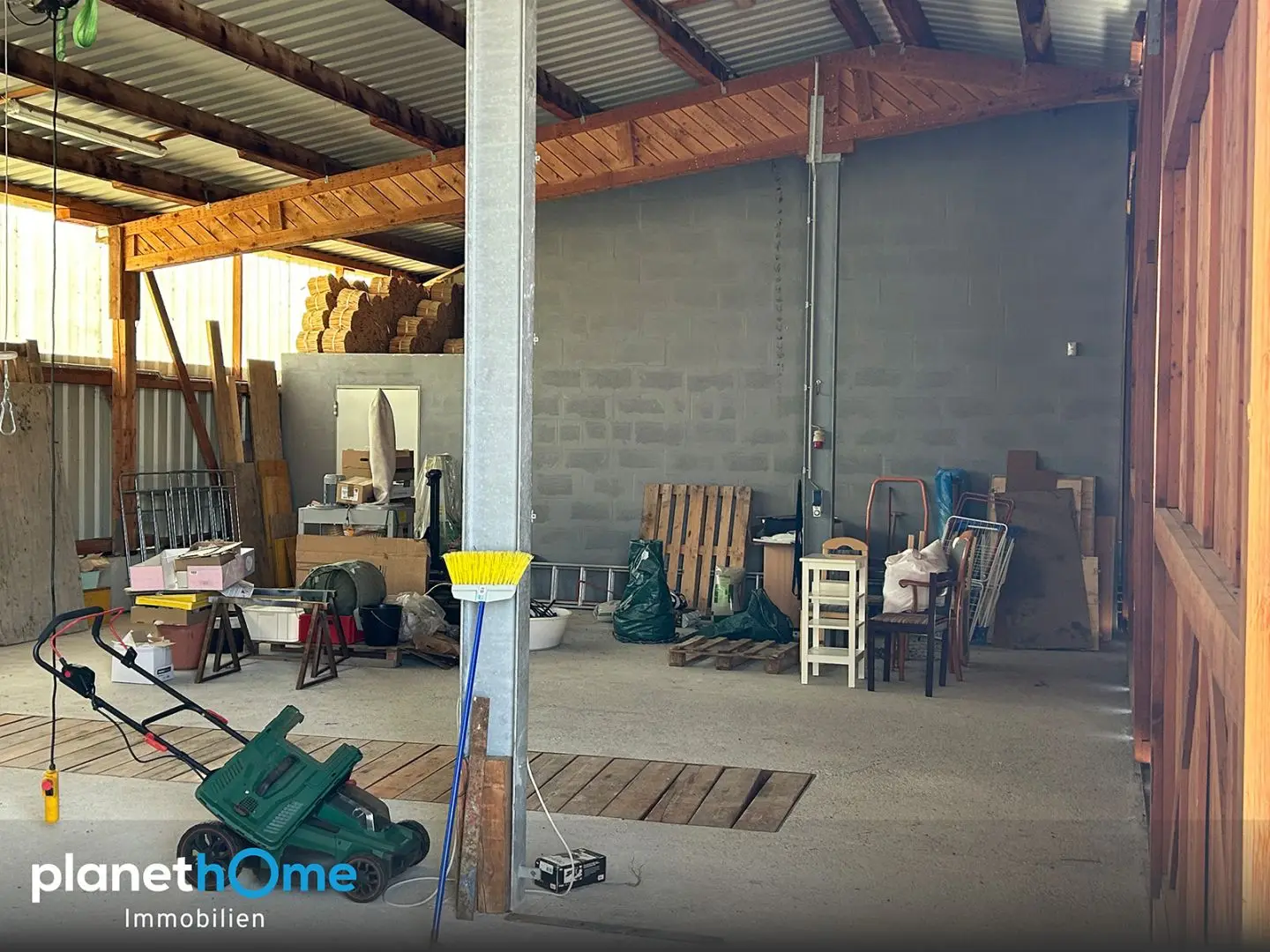Apartment and commercial unit combined with heated garage Wohnung