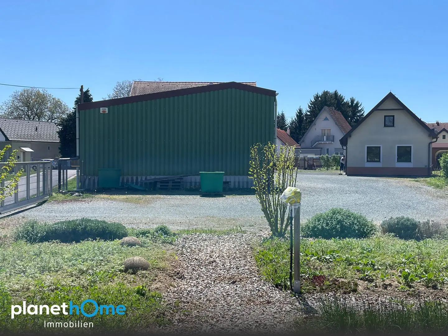 Apartment and commercial unit combined with heated garage Wohnung