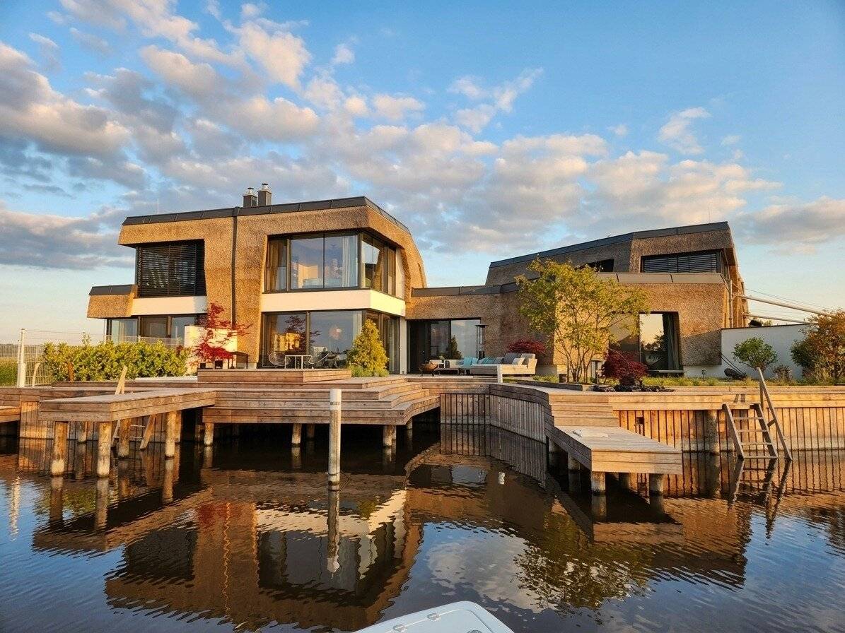 Einzigartige Seevilla mit direktem Seezugang und Bootsliegeplatz in Neusiedl am See