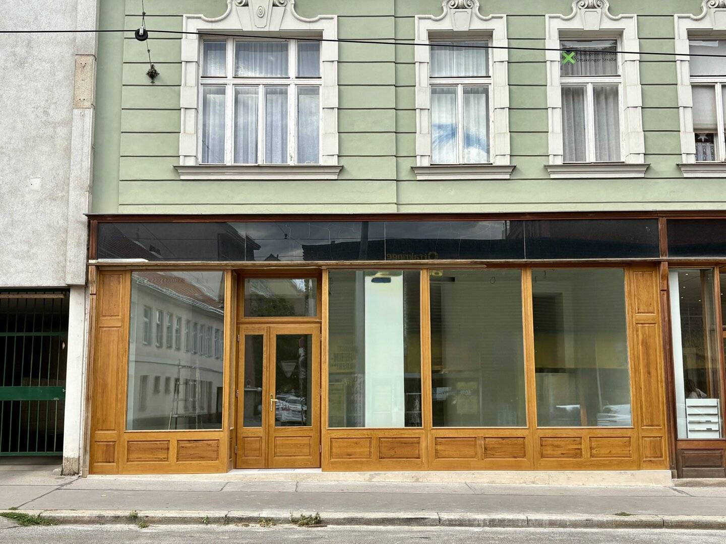 ELEGANTES GESCHÄFTSLOKAL MIT WUNDERSCHÖNEM PORTAL IN REPRÄSENTATIVEM ALTBAU