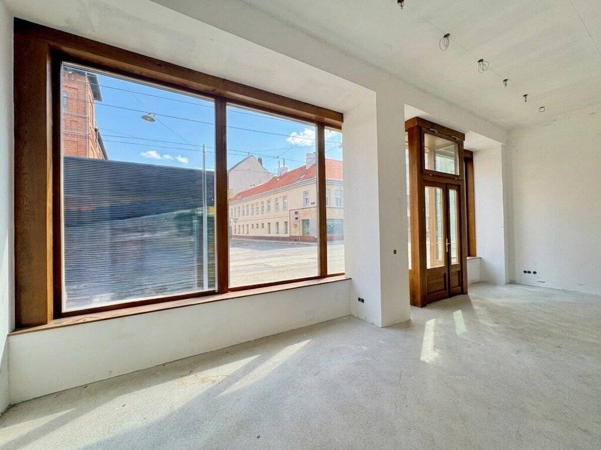ELEGANTES GESCHÄFTSLOKAL MIT WUNDERSCHÖNEM PORTAL IN REPRÄSENTATIVEM ALTBAU