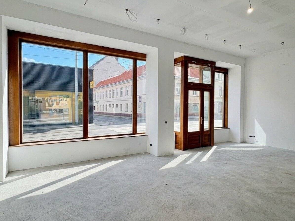 ELEGANTES GESCHÄFTSLOKAL MIT WUNDERSCHÖNEM PORTAL IN REPRÄSENTATIVEM ALTBAU