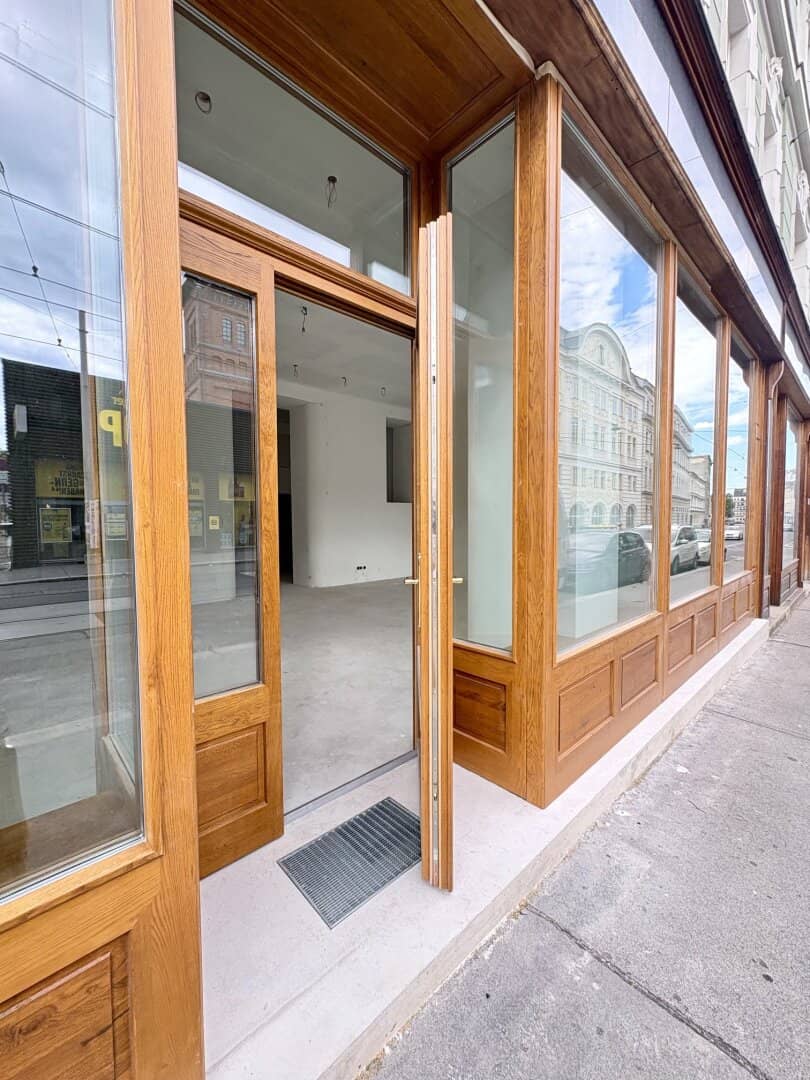 ELEGANTES GESCHÄFTSLOKAL MIT WUNDERSCHÖNEM PORTAL IN REPRÄSENTATIVEM ALTBAU