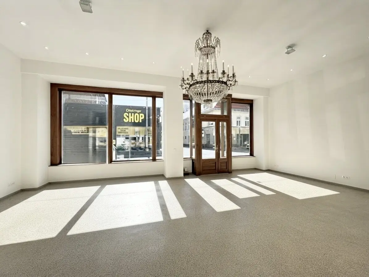 Elegant retail space with beautiful portal in representative period building