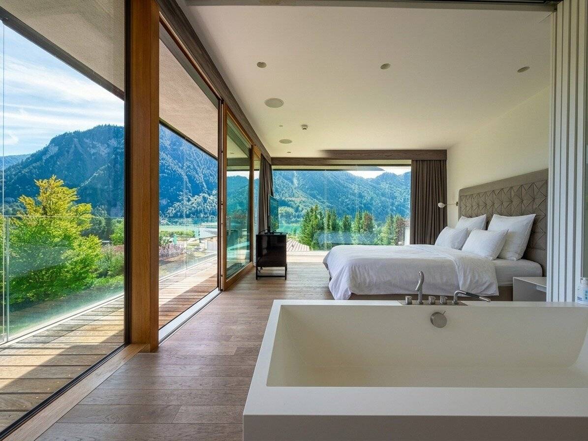 Achensee: Luxury apartment in the architect villa of the superlative – Top W1 with lake view, approx. 135 m² living area, approx. 160 m² private garden, approx. 25.18 m² balcony &amp; 2 underground parking spaces included