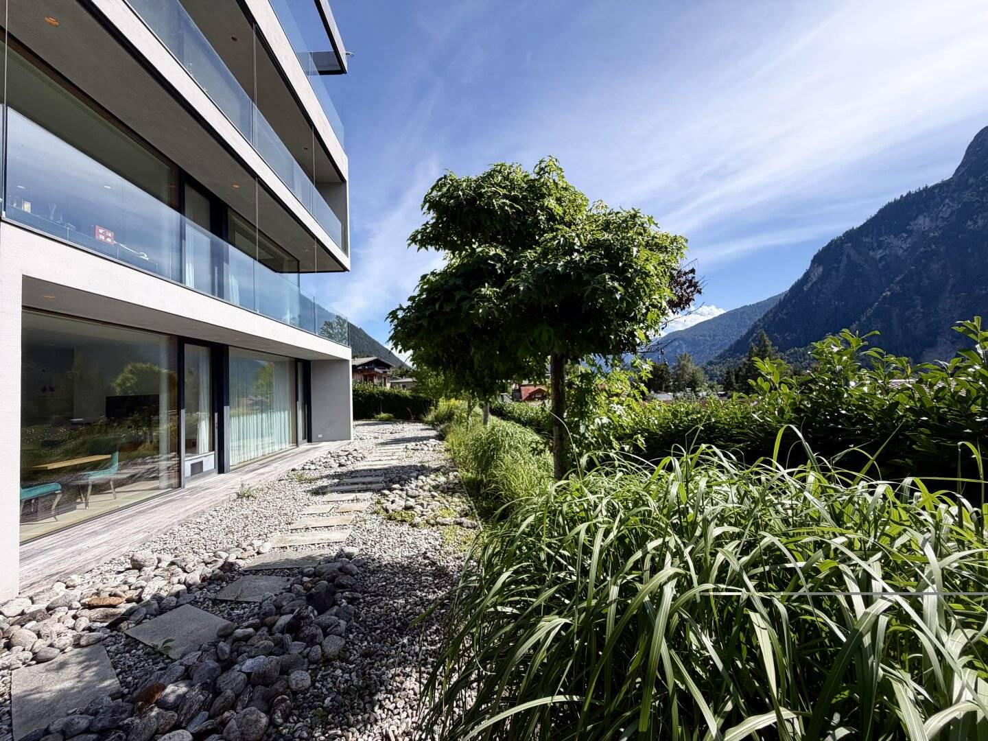 Achensee: Luxuswohnung in der Architektenvilla der Superlative – Top W1 mit Seeblick, ca. 135 m² Wohnfläche, ca. 160 m² Privatgarten, ca. 25,18 m² Balkon &amp; 2 Tiefgaragenstellplätze inklusive