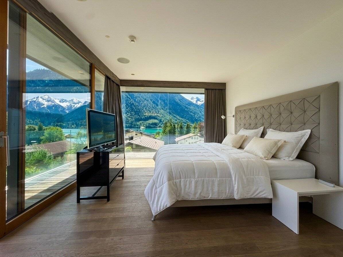 Achensee: Luxury apartment in the architect villa of the superlative – Top W1 with lake view, approx. 135 m² living area, approx. 160 m² private garden, approx. 25.18 m² balcony &amp; 2 underground parking spaces included