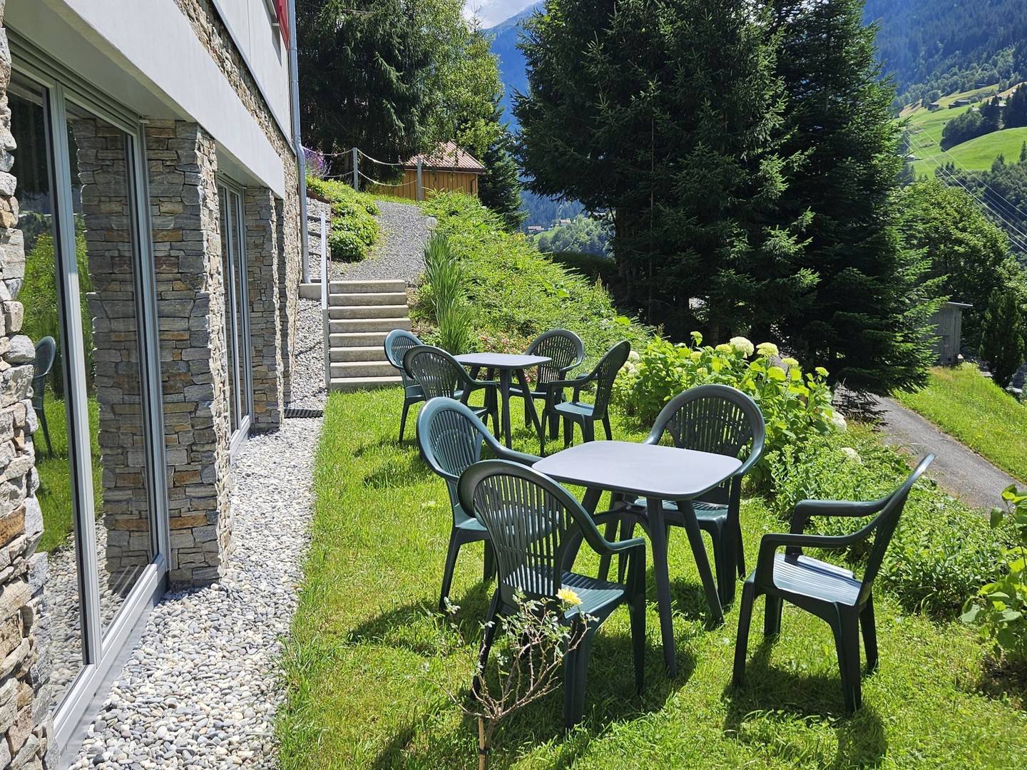Sonnige Wohnung mit Panoramablick und Terrasse