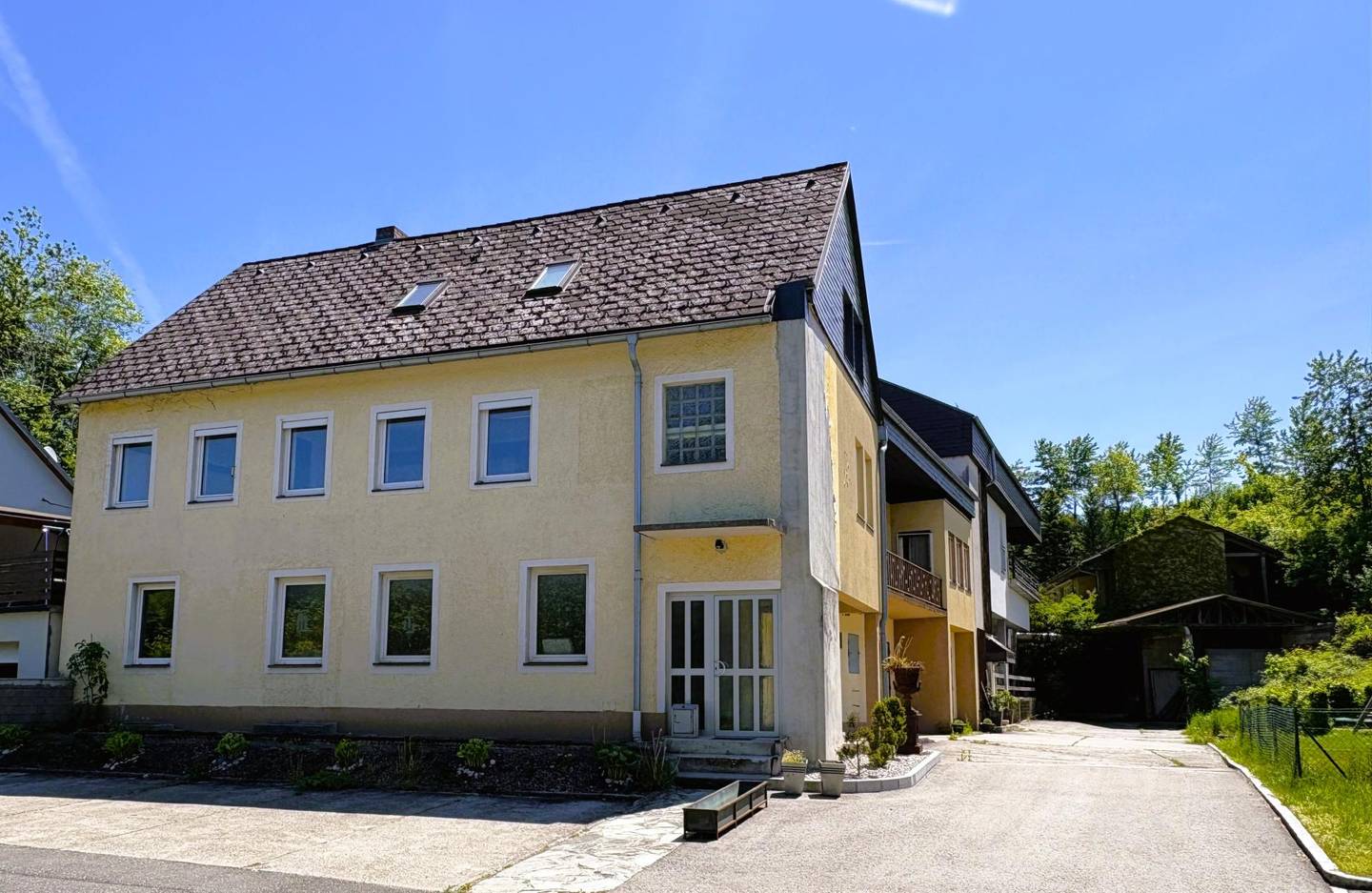 Spacious Wohnung in residential and commercial building with separate unit